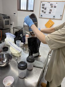 カカオや原材料、試作風景